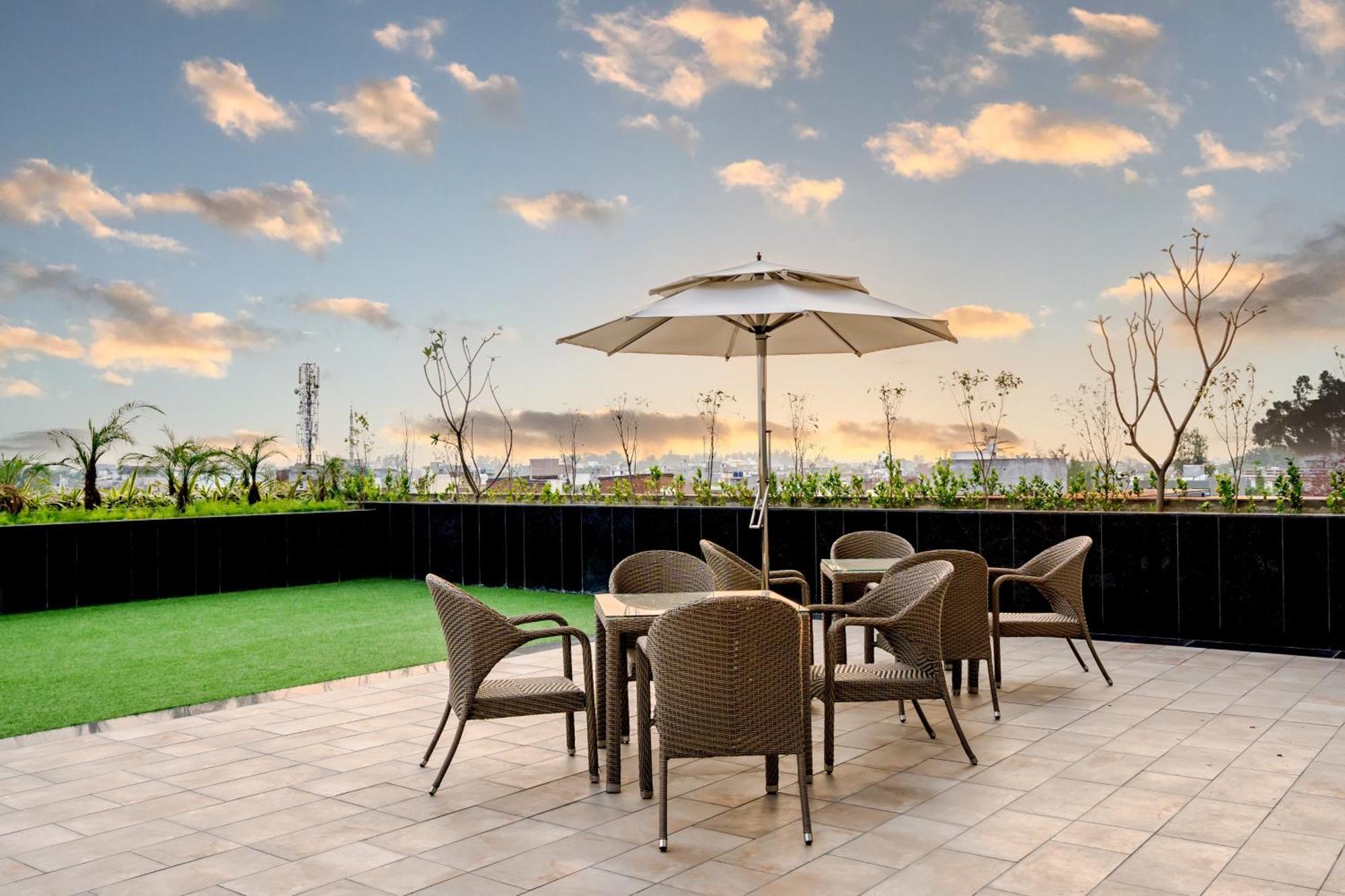 Holiday Inn Lucknow Airport By Ihg Экстерьер фото