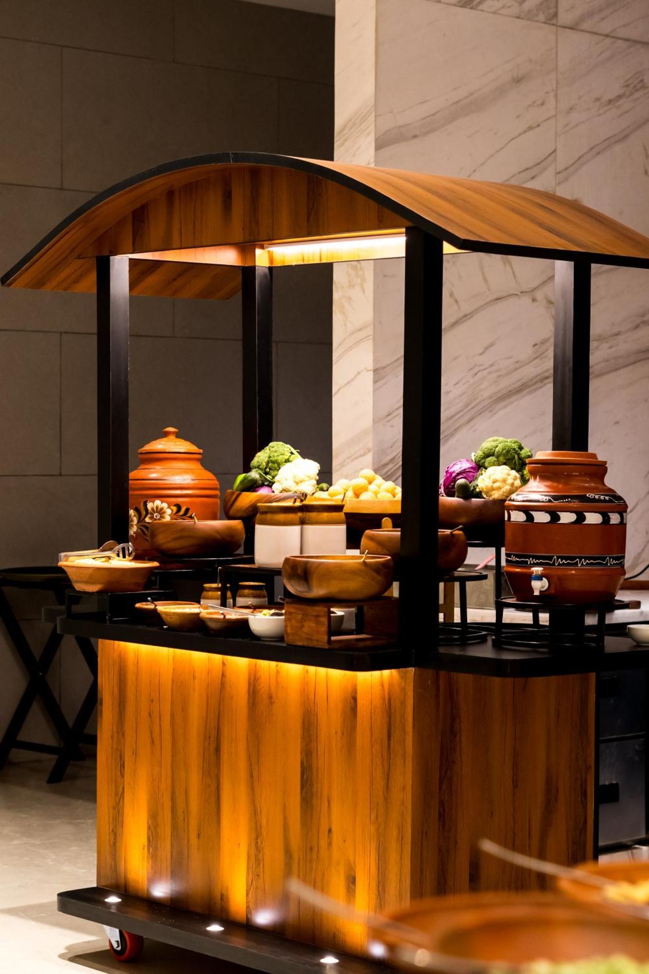 Holiday Inn Lucknow Airport By Ihg Экстерьер фото