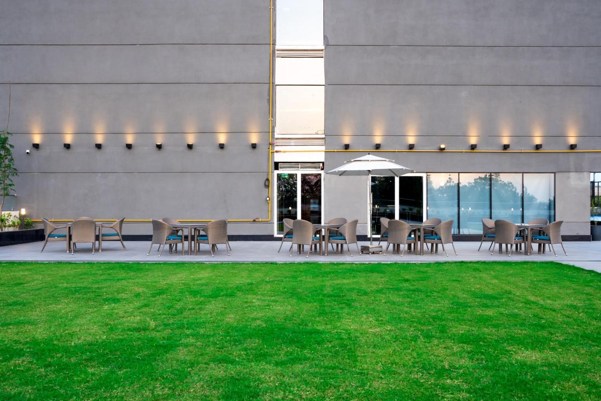 Holiday Inn Lucknow Airport By Ihg Экстерьер фото